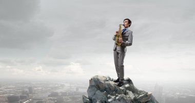 Yakışıklı saksofoncu. Kavram görüntü