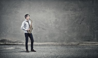 Yakışıklı saksofoncu. Kavram görüntü