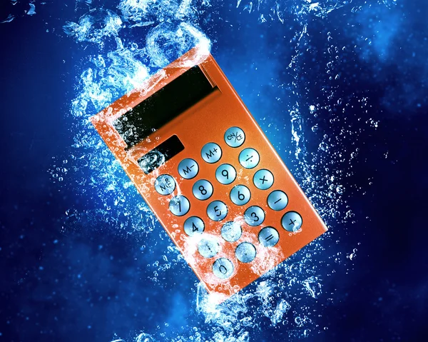 Taschenrechner unter Wasser — Stockfoto
