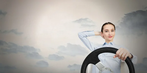 Mulher com volante — Fotografia de Stock