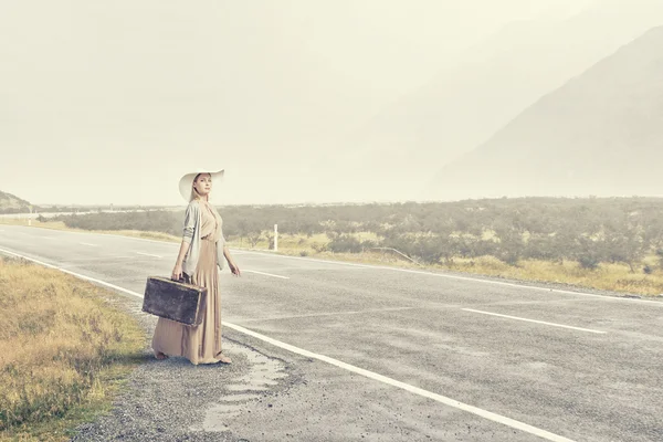 Žena s starý kufr — Stock fotografie
