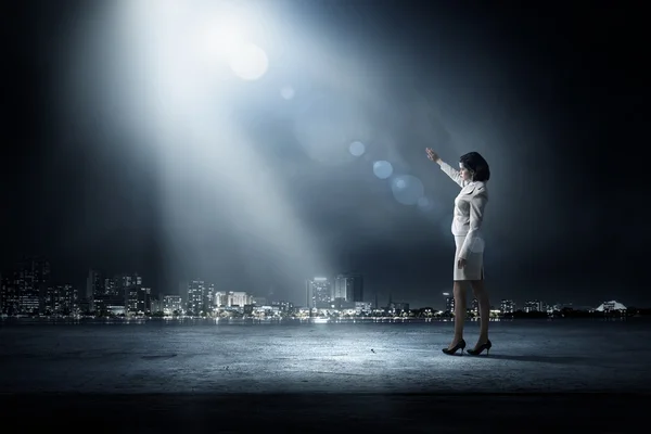 Mujer en luz brillante — Foto de Stock