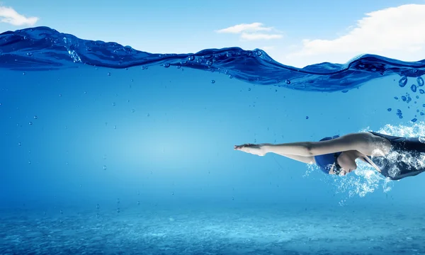 Uma nadadora. Imagem de conceito — Fotografia de Stock