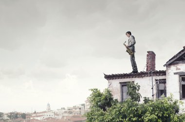 Yakışıklı saksofoncu. Kavram görüntü