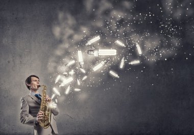 Yakışıklı saksofoncu. Kavram görüntü