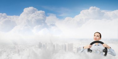 Direksiyon simidi kadınla