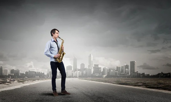 Knappe saxofonist. Concept afbeelding — Stockfoto
