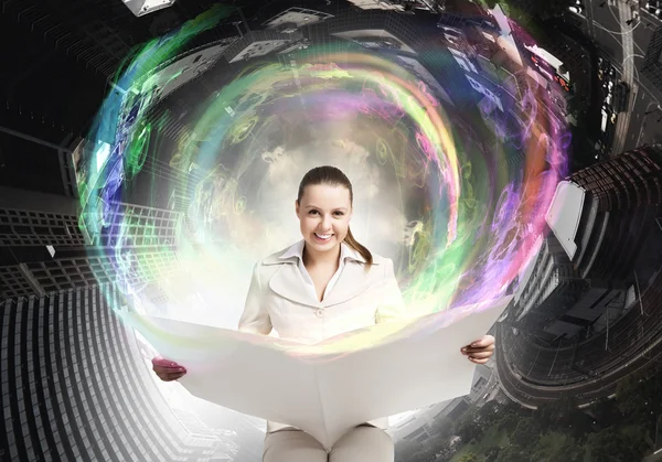 Mujer leyendo el periódico — Foto de Stock