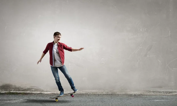 Mann auf Skateboard — Stockfoto