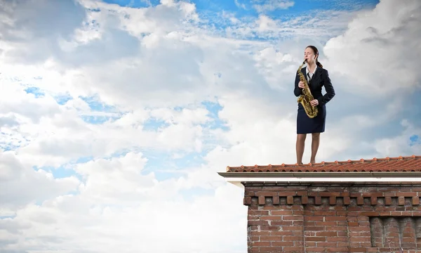 Mulher saxofonista. Imagem de conceito — Fotografia de Stock