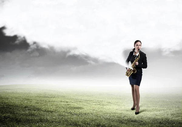 Femme saxophoniste. Image conceptuelle — Photo