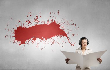 Gazete okuyan kadın