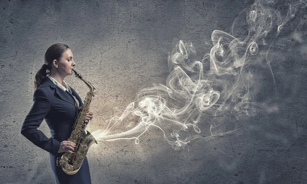Kadın saksofoncu. Kavram görüntü — Stok fotoğraf