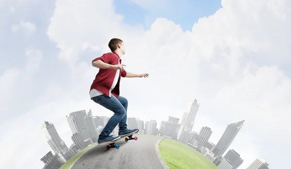 Ragazzo sullo skateboard — Foto Stock
