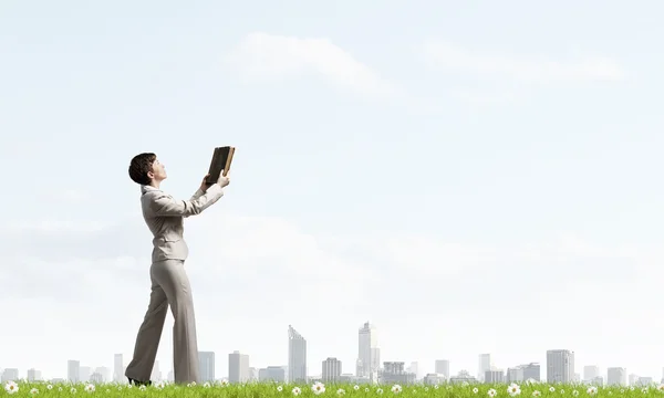 Donna con libro — Foto Stock