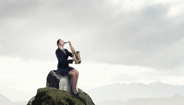 Kvinnan saxofonist. Begreppet bild — Stockfoto