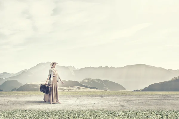 Femme avec vieille valise — Photo