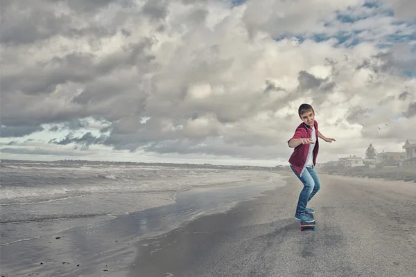 Le gars sur le skateboard — Photo