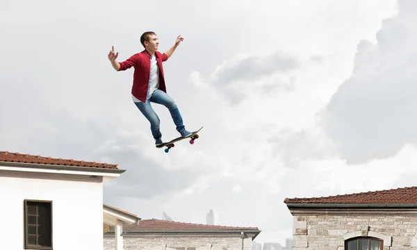 Le gars sur le skateboard — Photo