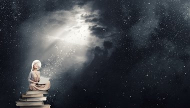Dizüstü bilgisayar kullanan romantik kadın