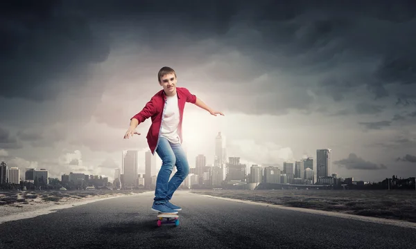 Le gars sur le skateboard — Photo