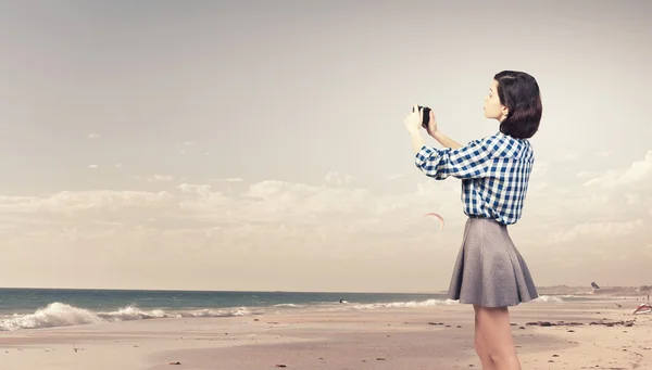 Chica con cámara de fotos — Foto de Stock