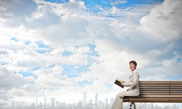 Donna con libro — Foto Stock