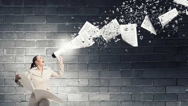 Woman announcing news — Stock Photo, Image