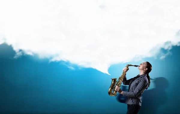 Mulher saxofonista. Imagem de conceito — Fotografia de Stock