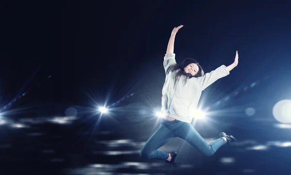 점프에 댄서 여자 — 스톡 사진