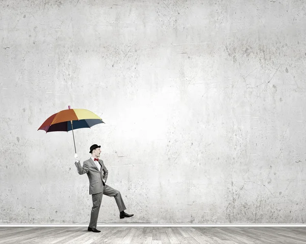 Empresário com guarda-chuva colorido — Fotografia de Stock