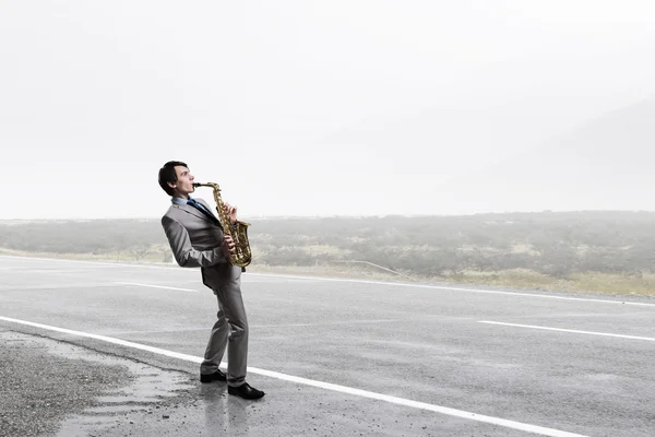 Um saxofonista bonito. Imagem de conceito — Fotografia de Stock