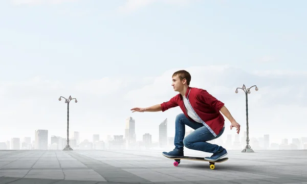 Guy op skateboard — Stockfoto