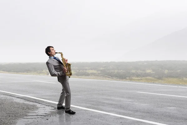 Um saxofonista bonito. Imagem de conceito — Fotografia de Stock