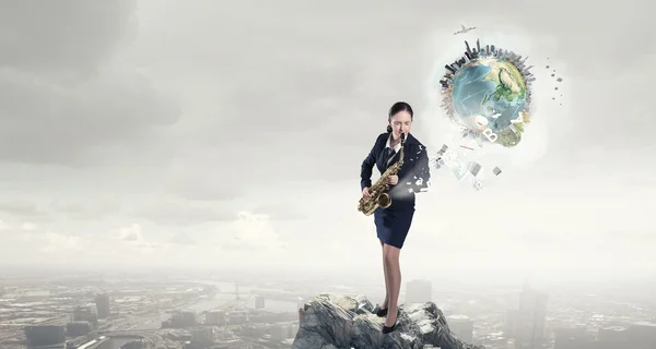 Vrouw saxofonist. Concept afbeelding — Stockfoto