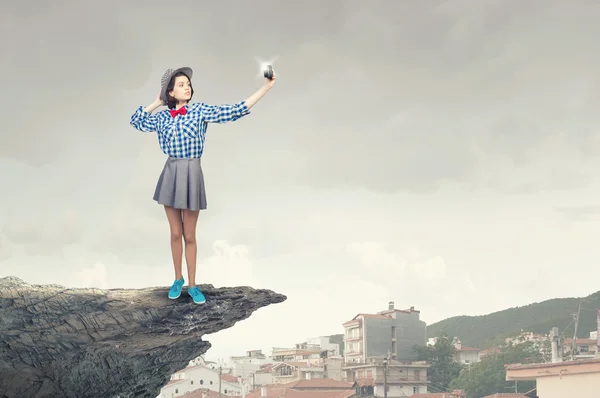 写真のカメラを持つ少女 — ストック写真