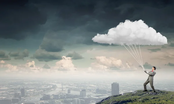 Mann fängt Wolke — Stockfoto