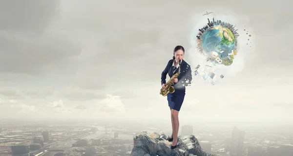 Mujer saxofonista. Imagen conceptual —  Fotos de Stock