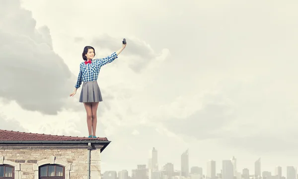 写真のカメラを持つ少女 — ストック写真