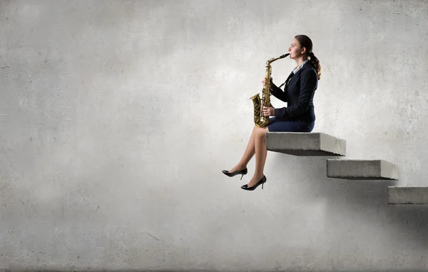 Vrouw saxofonist. Concept afbeelding — Stockfoto