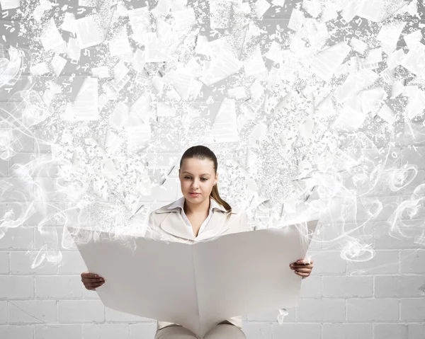 Mujer leyendo el periódico — Foto de Stock