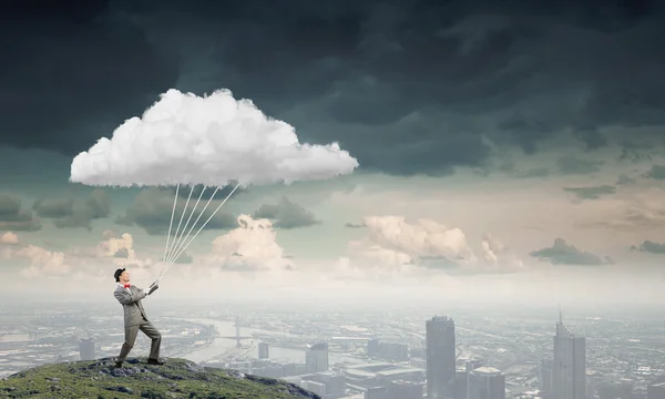 Человек ловит облако — стоковое фото
