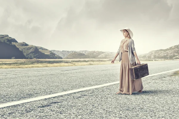 Femme avec vieille valise — Photo