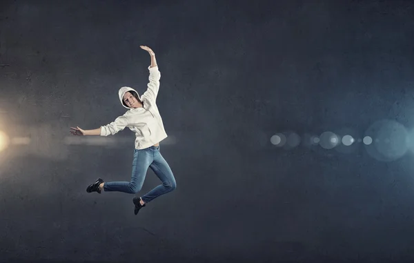 Danser meisje in stap-springen — Stockfoto