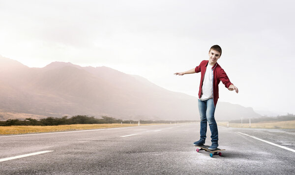 Парень на скейтборде
