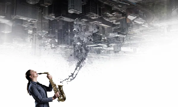 Kvinnelig saksofonist. Begrepsbilde – stockfoto