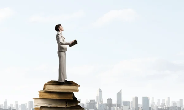 Frau mit Buch — Stockfoto