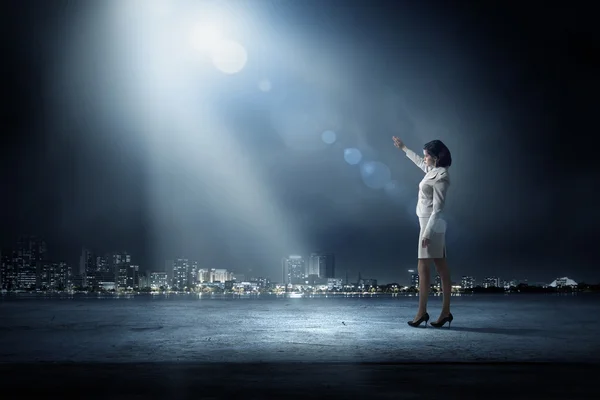 Mujer en luz brillante —  Fotos de Stock