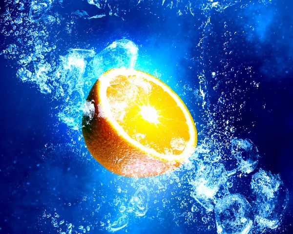 Sappige oranje in water — Stockfoto