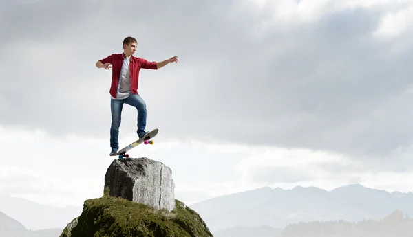 Le gars sur le skateboard — Photo